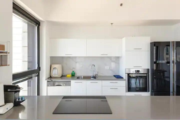 Oַ&O Group- Luxury Apt Tower Best Sea View Bat Yam Bagian luar foto