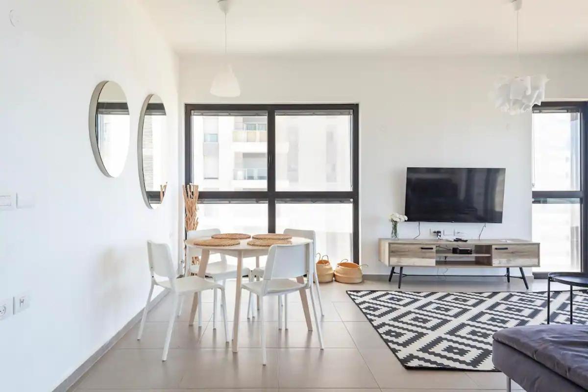 Oַ&O Group- Luxury Apt Tower Best Sea View Bat Yam Bagian luar foto